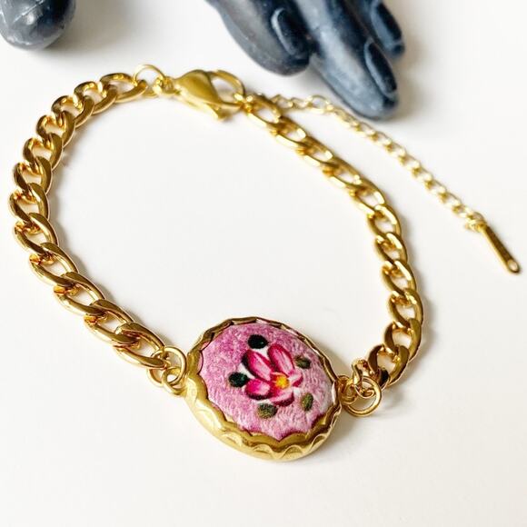 NEW Gold Vintage Style Floral Bracelet - Picture 2 of 7